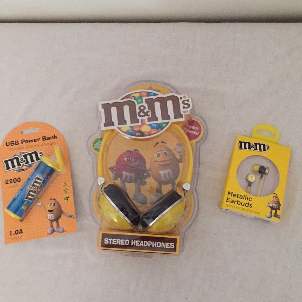 M & M’s media set (headphones, earbuds, powerbank)